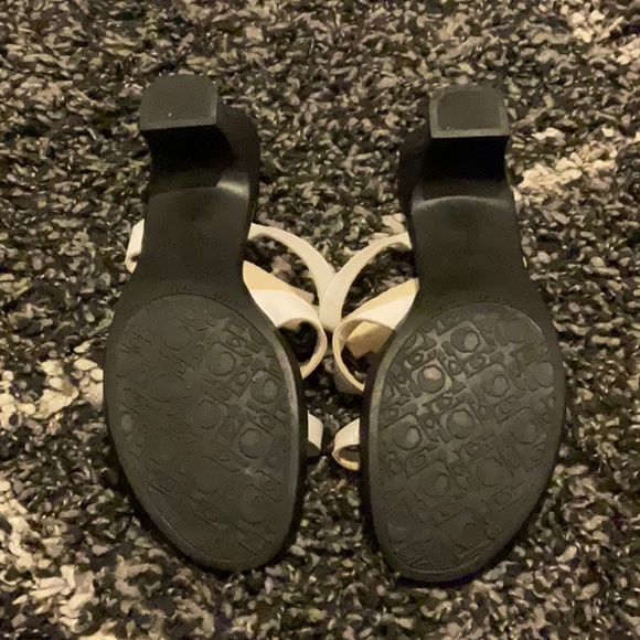 💰🚨CLEARANCE 🚨💰 White heeled slide on sandals - Picture 3 of 6